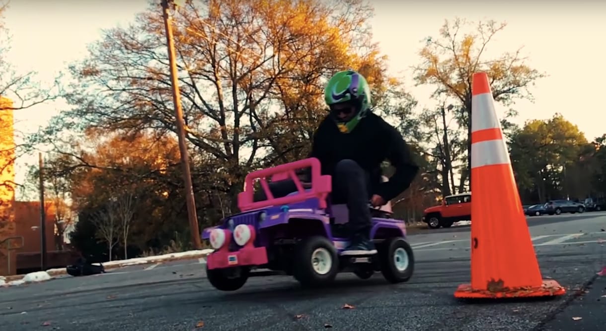 Nem játék: 48 km/h-val robog az átalakított Barbie-autó – videó