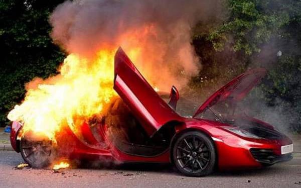 Így lángol egy közúti McLaren – fotó