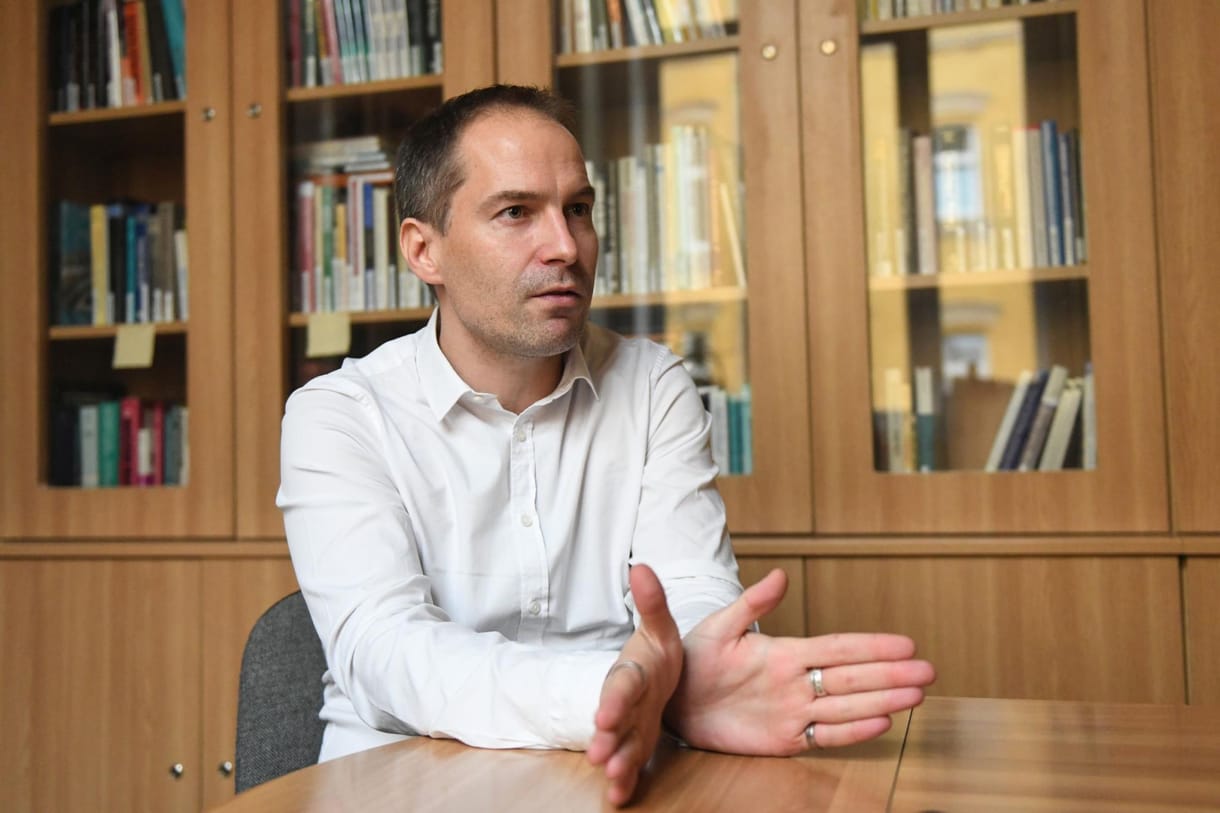 Krekó Péter bepereli az újságokat, amelyek szerint az oltásokba vetett bizalom aláásására buzdított