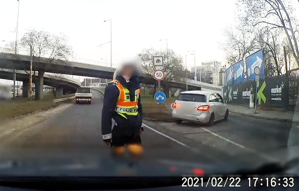 Videó: Menekülni kezdett egy autós a Kacsóh Pongrác úton, miután kiintették a rendőrök