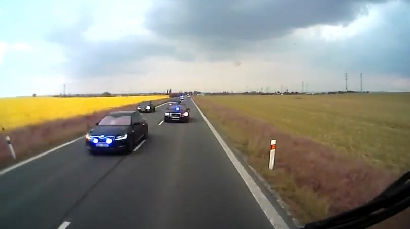 Videó: Nagyon észnél kell lenni, amikor feltűnik egy delegációs konvoj szemből, a sávunkban