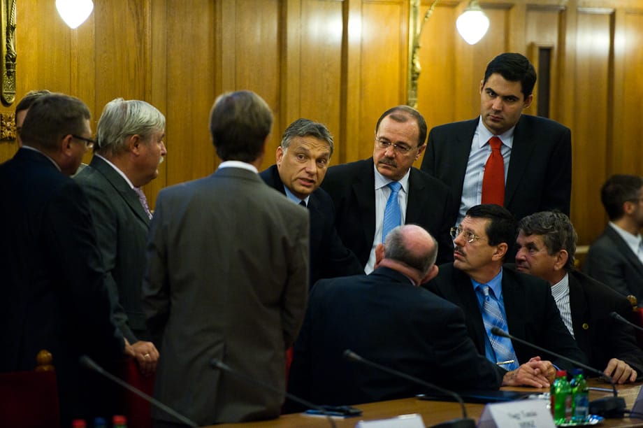 Orbán közgazdászokkal konzultál
