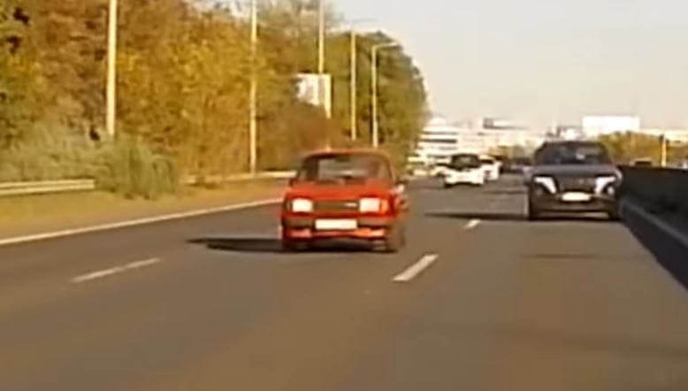 Elhagyta a veterán Skoda a kerekét az M1-M7-kivezetőn, majd a szalagkorlátnak csapódott – videó