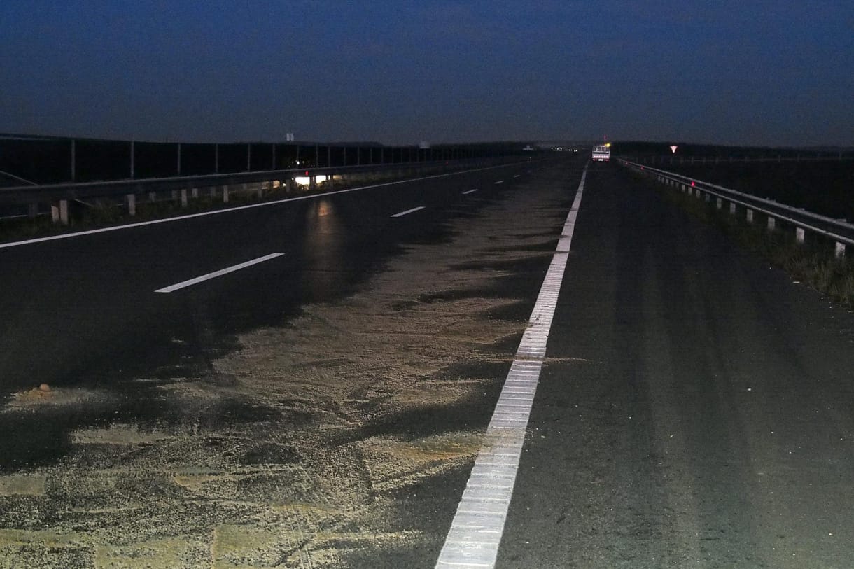 Ragacsos anyag miatt zárták le az M43-as autópályát