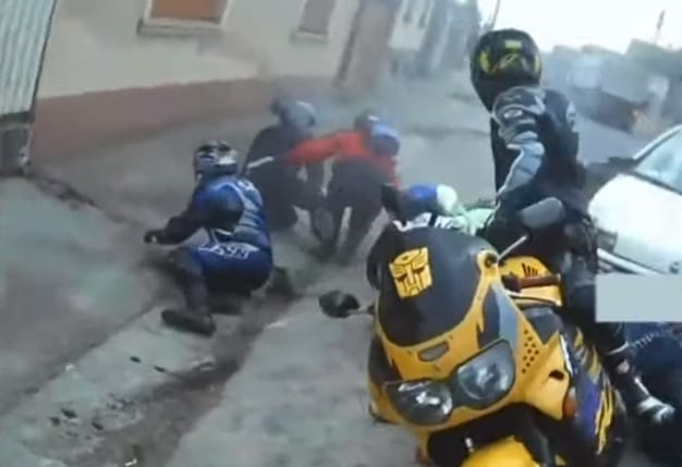 Vette a motoros kamerája, amikor egy autós közéjük hajtott Dunapatajon