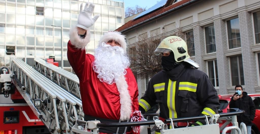 Tűzoltómikulások lepték meg a kórházakban a beteg gyerekeket