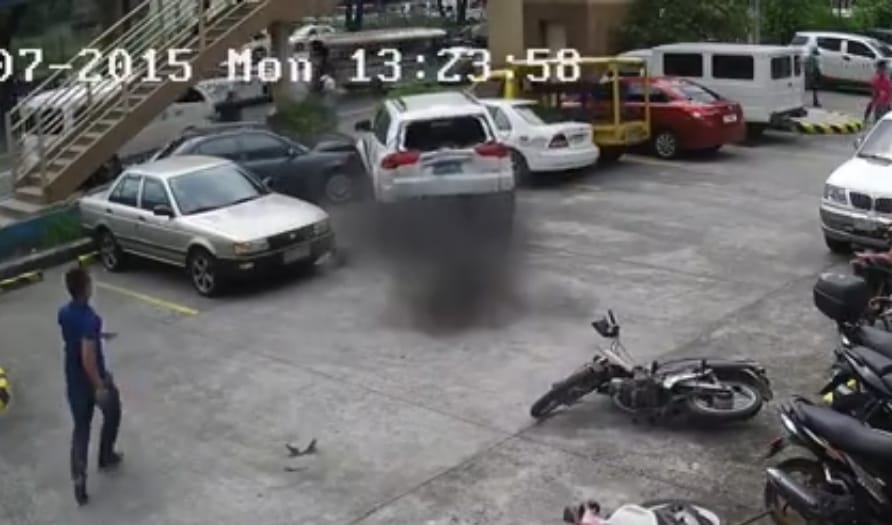 Így kell 2 mozdulatból 6 járművet összetörni - videó