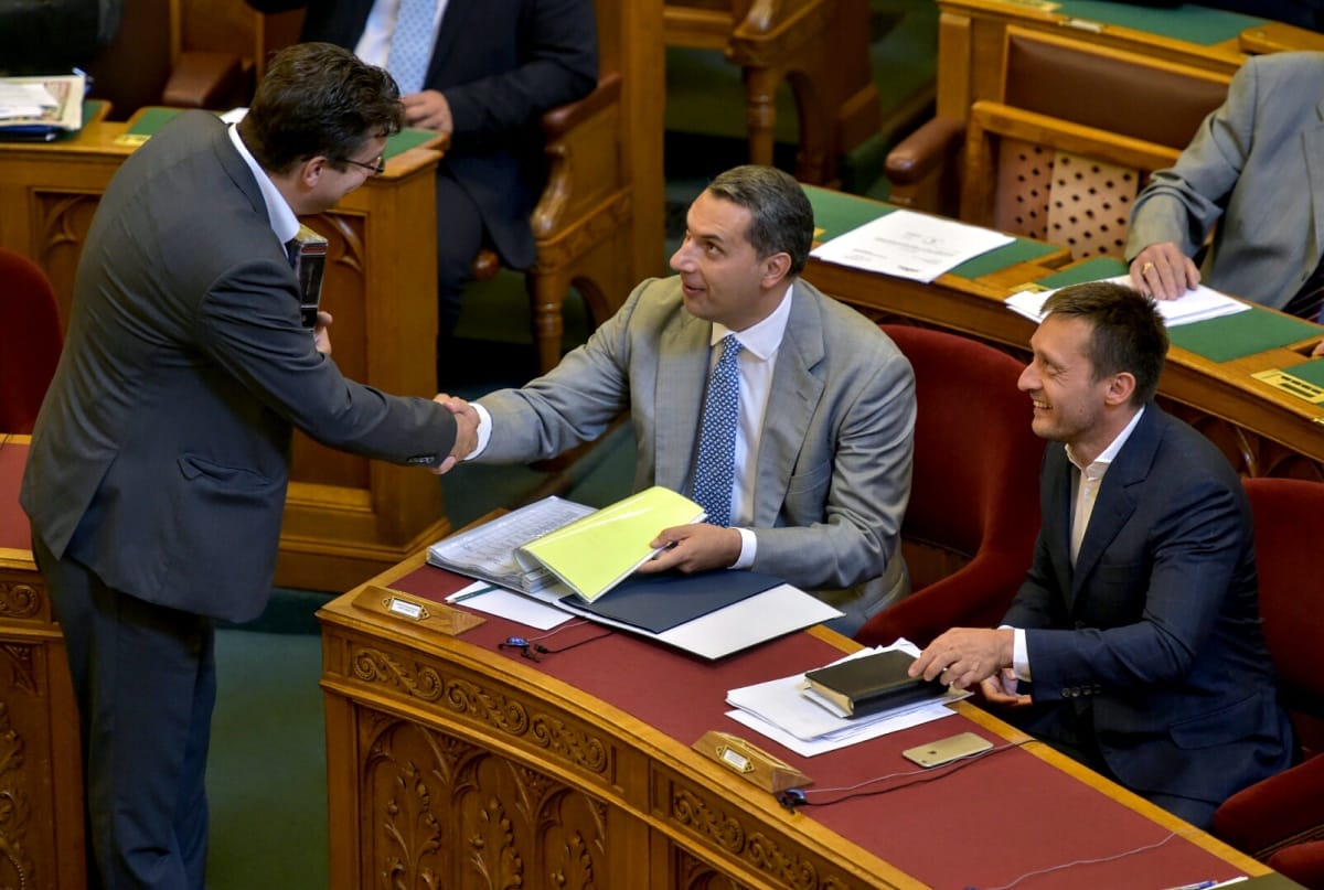 Tízmilliós bónuszokat osztana a kormány négy erős minisztériumban