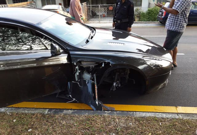 Aston Martin-alkalmazott zúzott le egy Rapide S-t – fotók