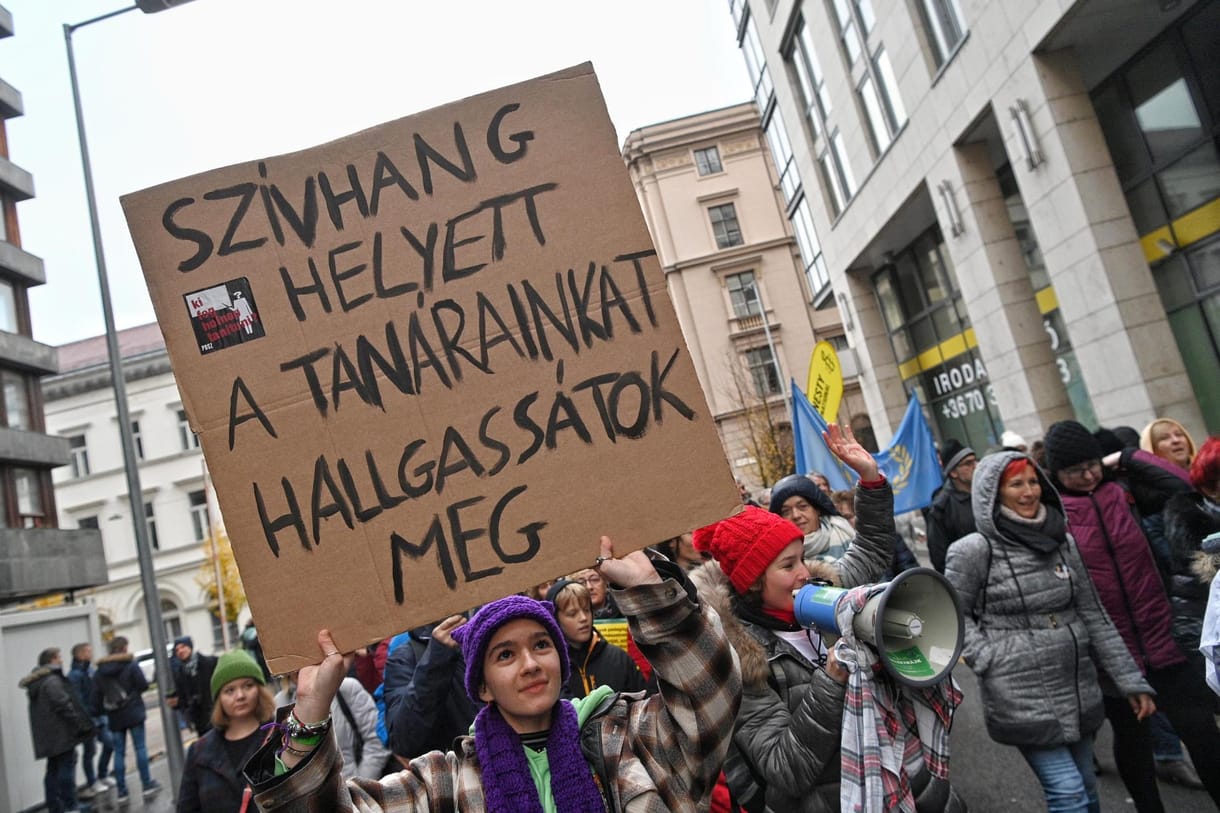 A Belügyminisztériumtól a Parlament elé vonultak a tanárokért tüntetők