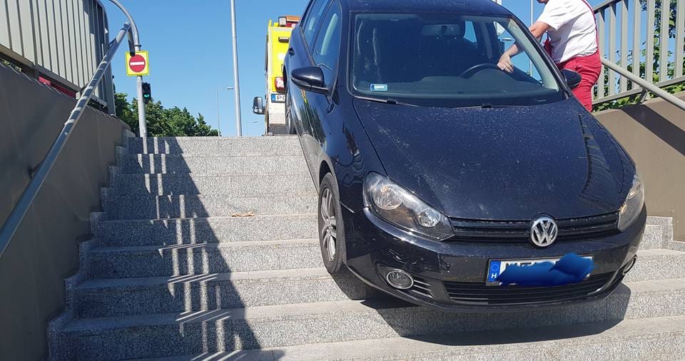 A nap képe: félrevezette a GPS, aluljáróba hajtott egy nő Budapesten
