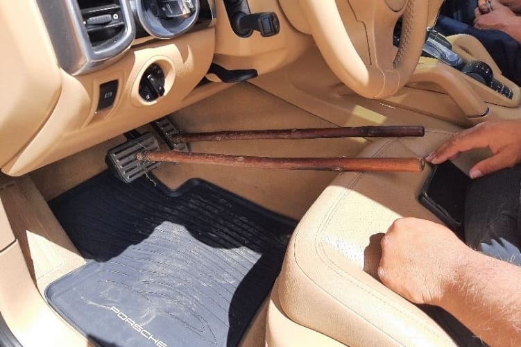 Ilyen tényleg nincs, egy alsó végtagok nélküli sofőr botokkal nyomkodta a pedálokat