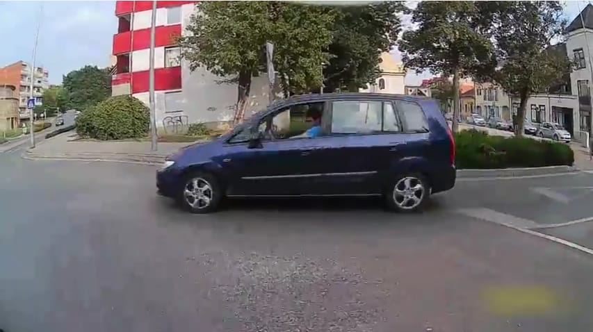 Pécsen sem egyszerű a buszsofőröknek, simán bevágnak eléjük – videó
