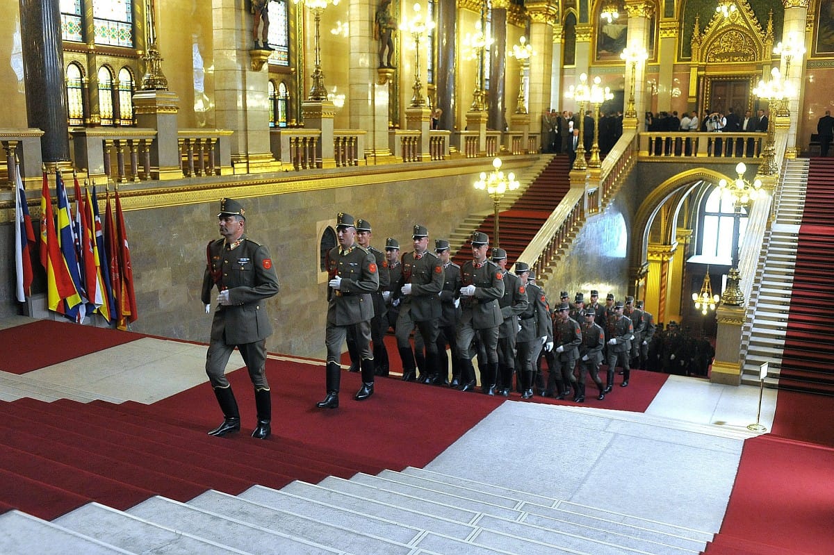Ünnepélyes őrségváltás a Parlamentben