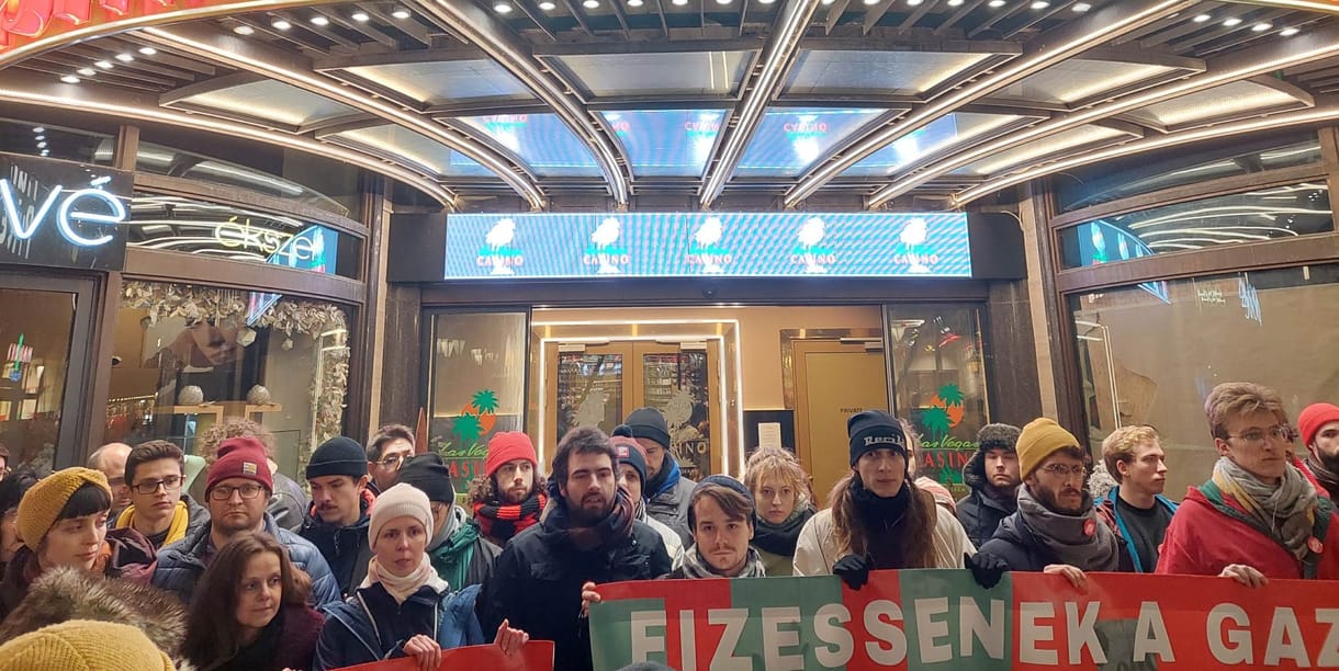 Blokád alá vett egy fővárosi kaszinót a Szikra Mozgalom