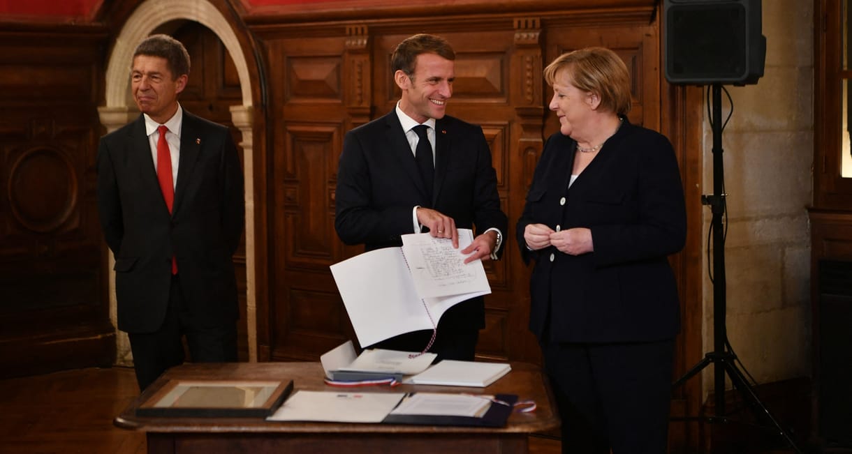 Macron a legjelentősebb francia állami kitüntetést adta a távozó Merkelnek