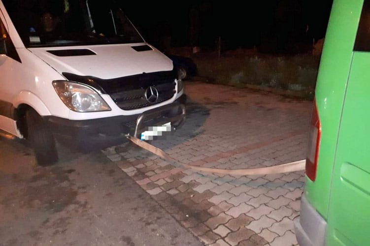 40-es táblánál 116-tal vontattak egy kisbuszt úgy, hogy a két autóban 18-an ültek