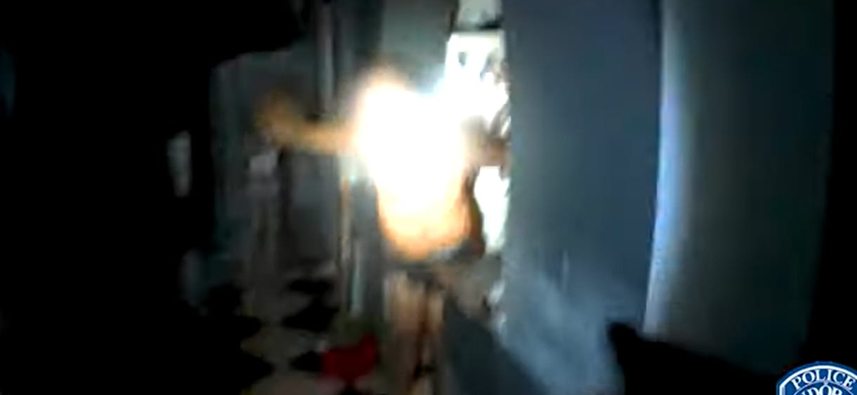 Alsónadrágban állt hűtője előtt a díler, amikor a rendőrök rátörték az ajtót – videó
