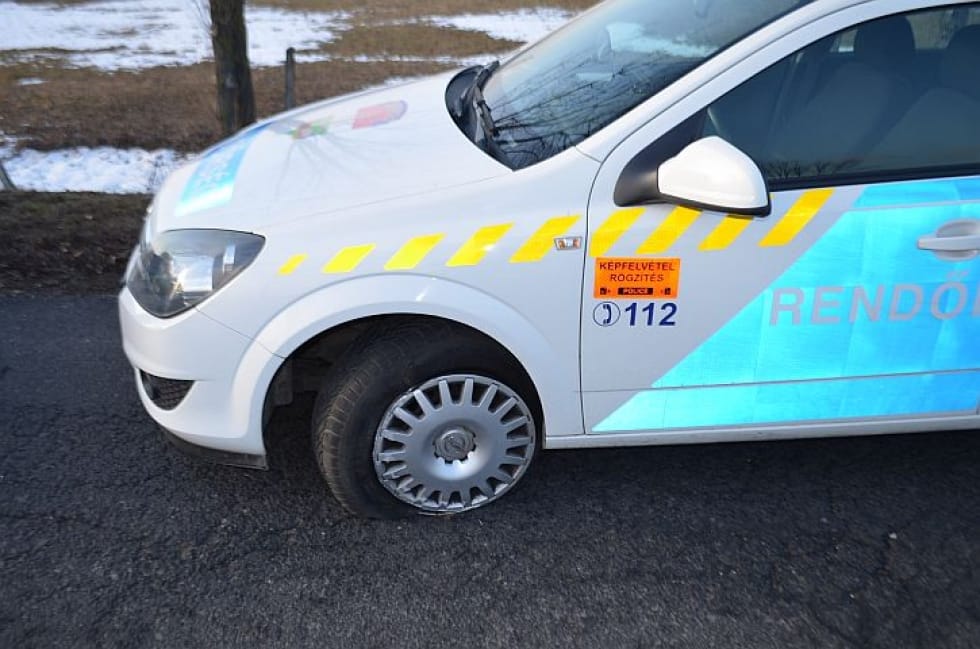 Ez sem gyakori: leszorítottak egy rendőrautót
