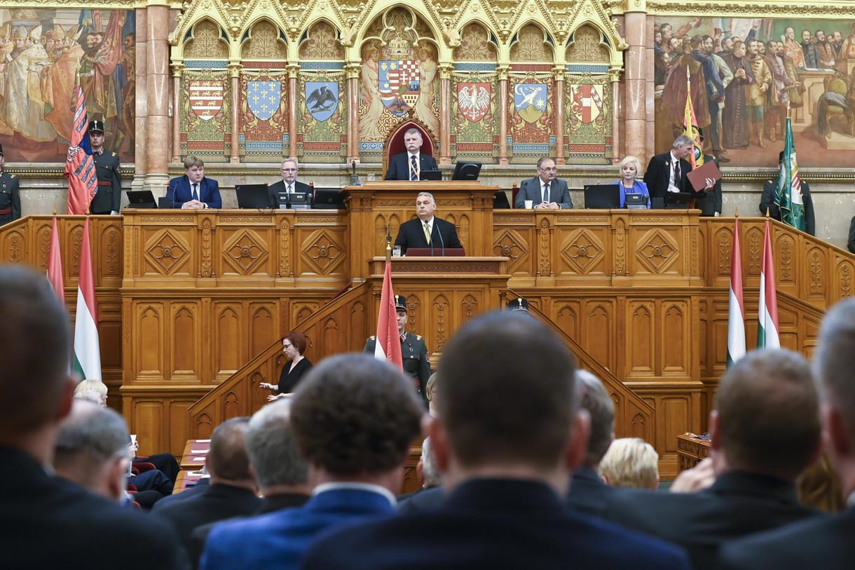 Orbán megüzente, nagy a veszély, de ő majd megvéd