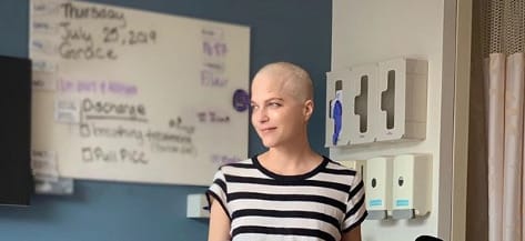 Selma Blair kopasz, de esze ágában sincs feladni a küzdelmet
