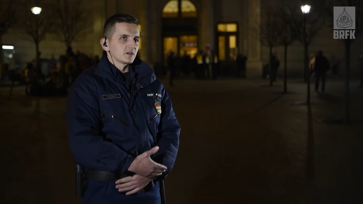 Folyékonyan beszél ukránul a rendőrség egyik munkatársa, aki most a Keletiben segít az érkező menekülteknek