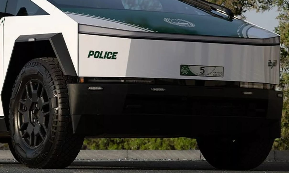 Fehér Tesla Cybertruck rendőrautó állt szolgálatba Dubajban
