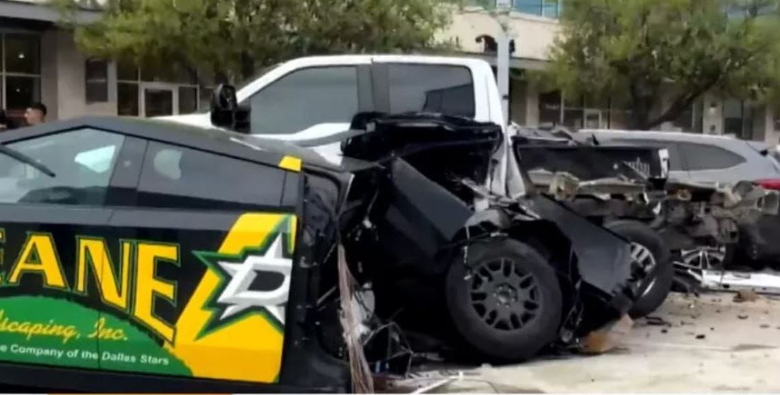 Tankként tarolt le egy Mercedes G-osztály egy Cybertruckot