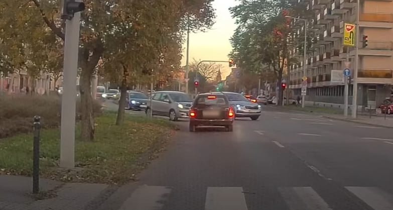 Tipikus helyzet, hogyan jön össze két autós balesete – videó