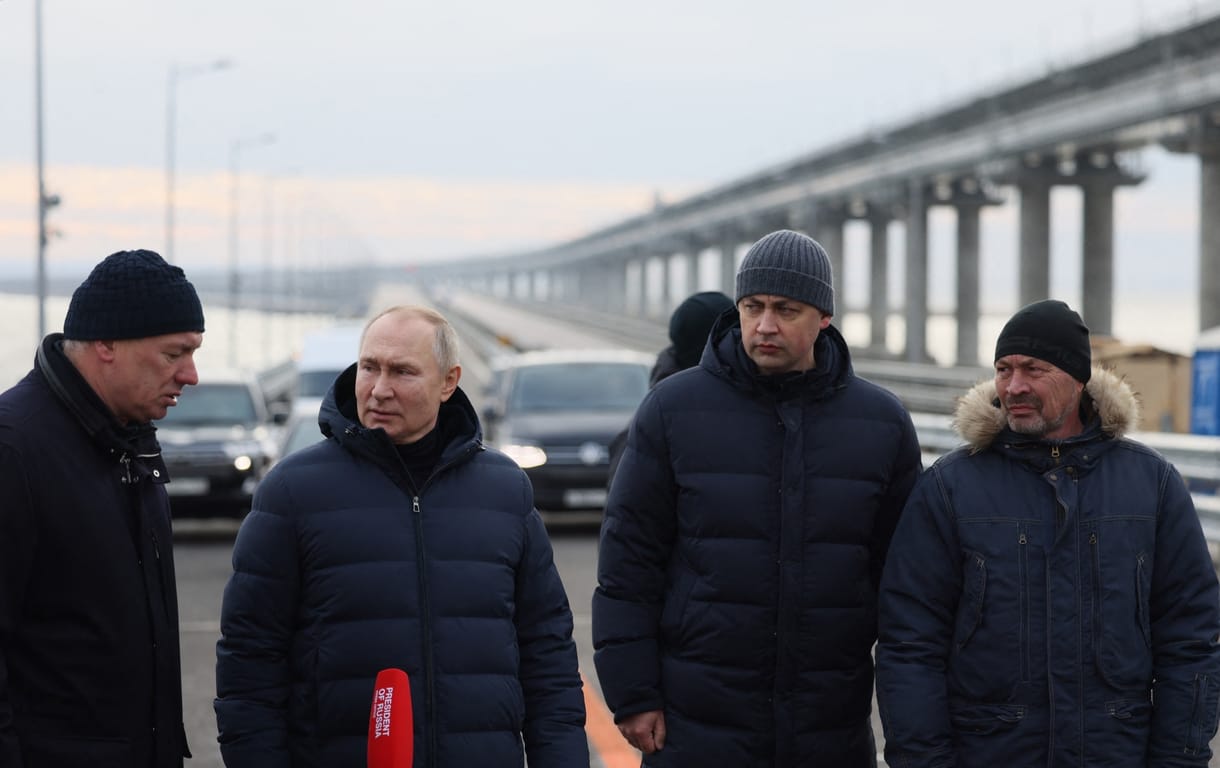 Putyin áthajtott az októberben megrongált Krími hídon