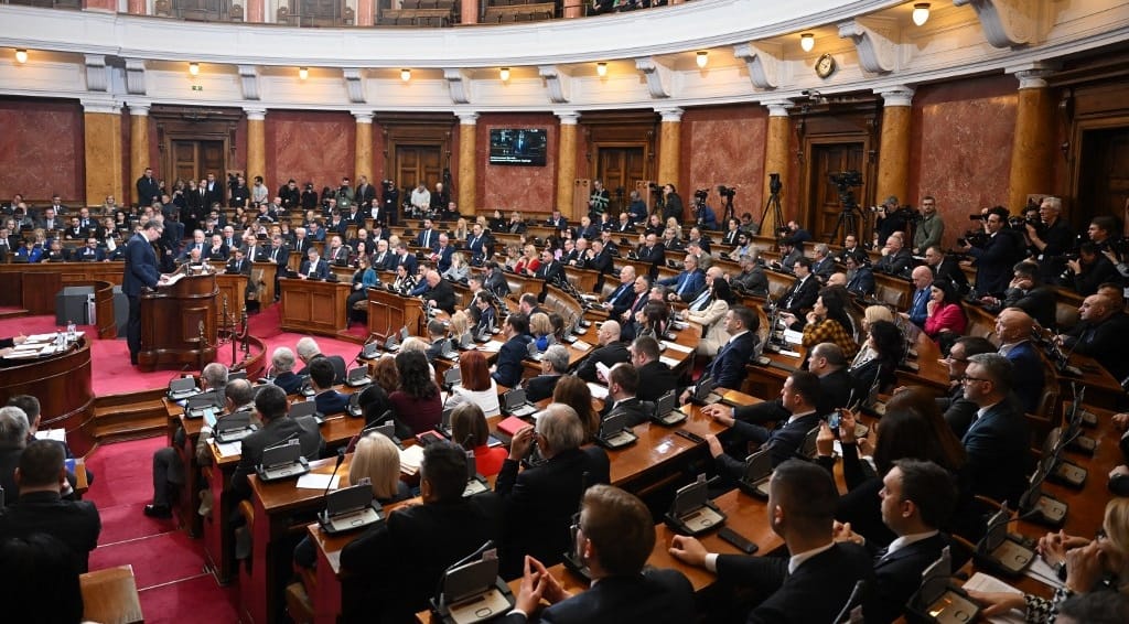 Pornófilmet nézett egy szerb képviselő a parlamentben