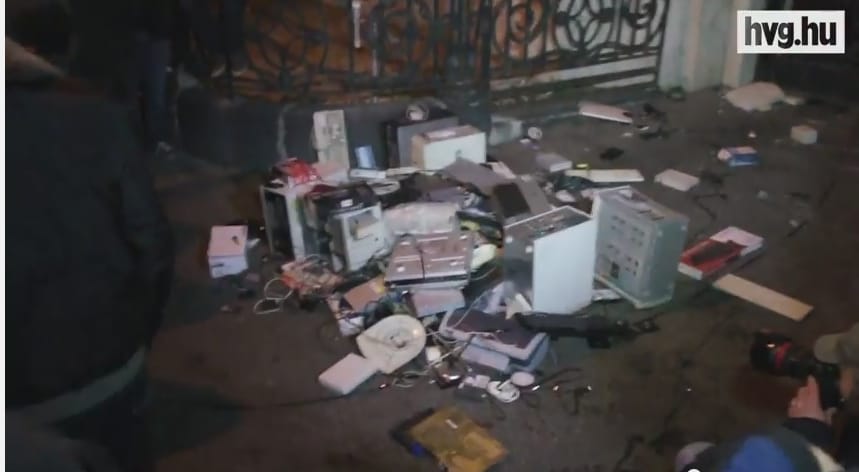 Így ostromolták meg a Fidesz székházát – videó