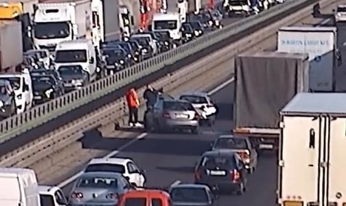 Belehajtott az előtte haladóba a figyelmetlen sofőr M0-son – videó