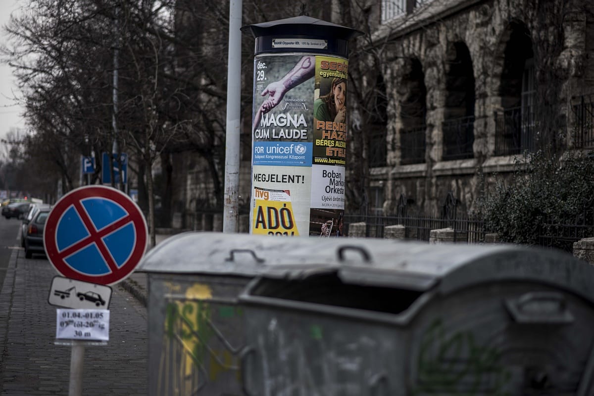 Meg sem szabad állni Simicska hirdetőoszlopainál