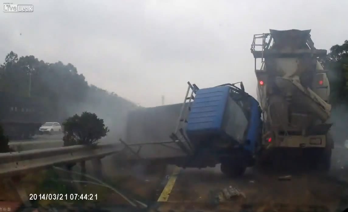 Betonkeverős monstrum a kisteherautó ellen – videó