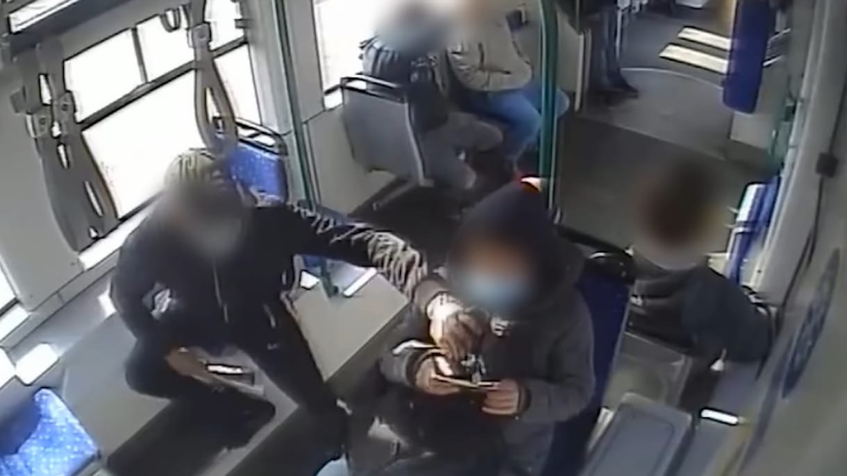 Elfogták a férfit, aki mobilokat rántott ki az utasok kezéből az 1-es villamos vonalán