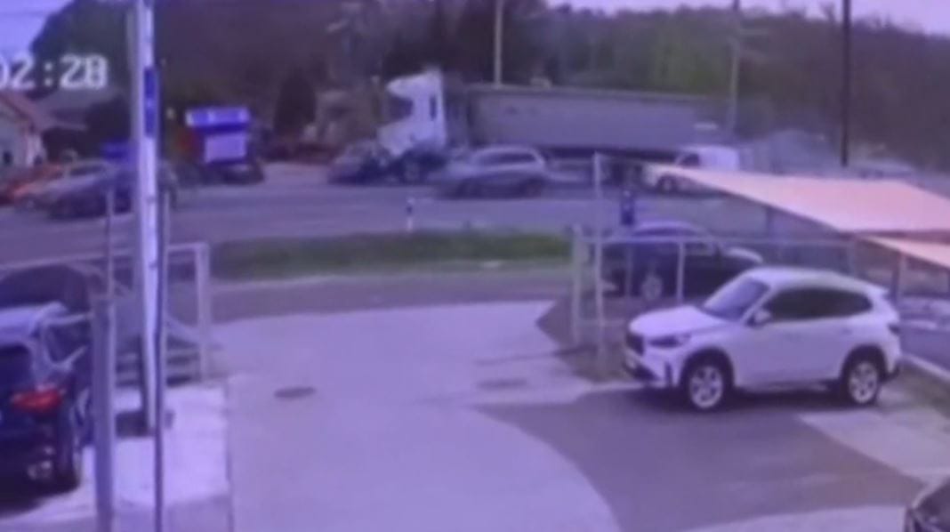 Nyerges vontató tarolt le egy autót Debrecenben és hosszasan tolta maga előtt – videó