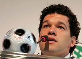 Ballack elhagyja a Chelsea-t, visszatér a Bundesligába