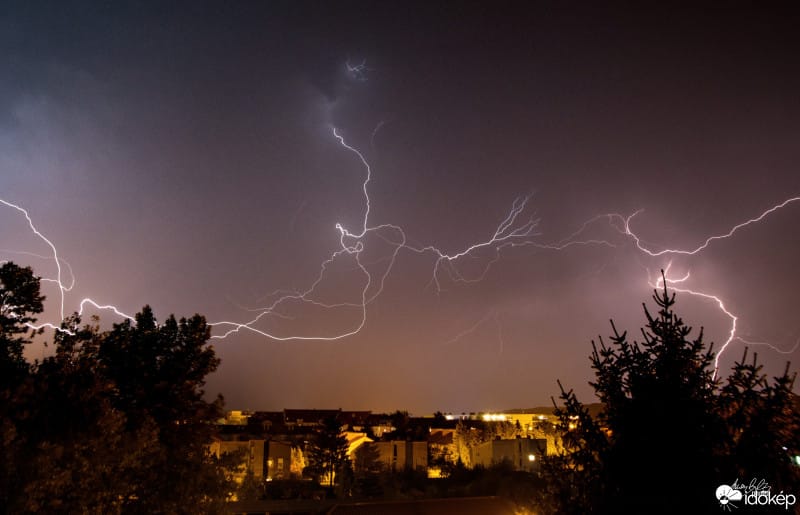 Durva károkat okozott az éjjeli vihar, 39 ezer háztartás van még áram nélkül