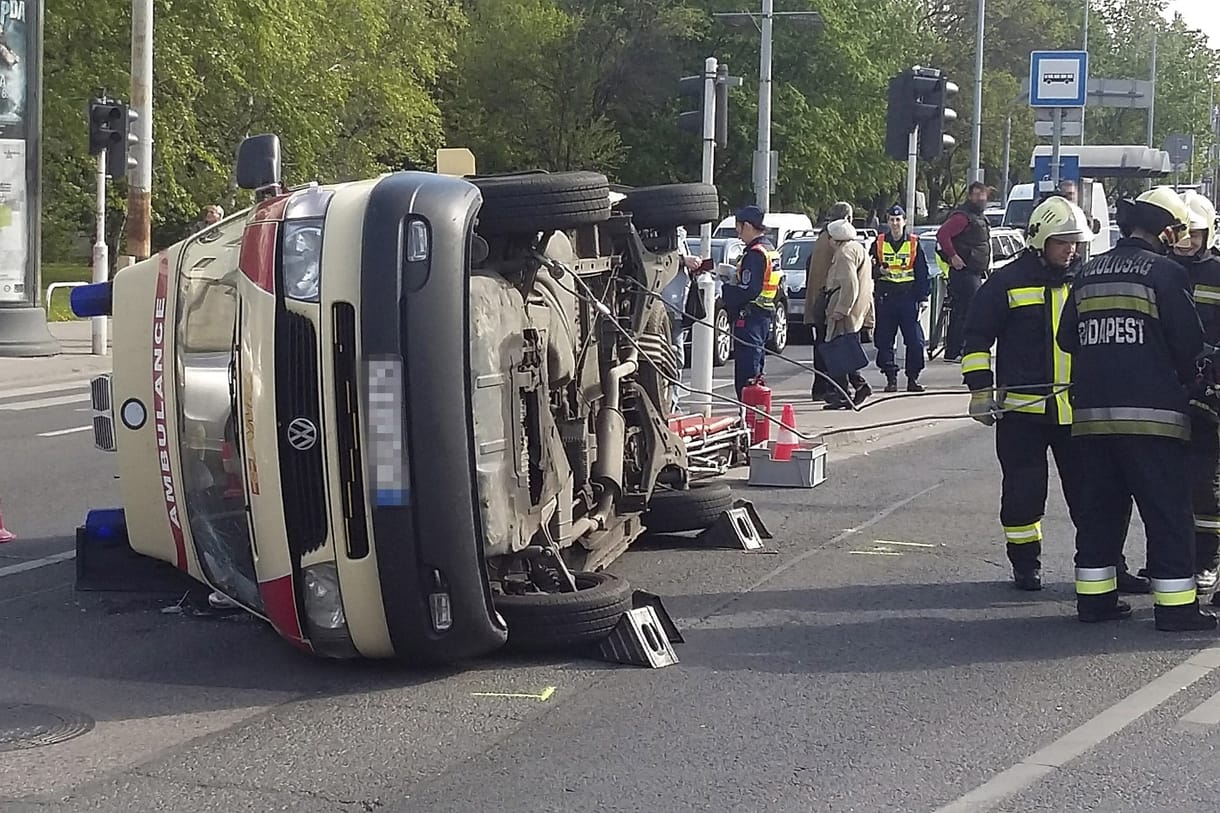 Megjöttek a fotók az oldalára fordult budai mentőről
