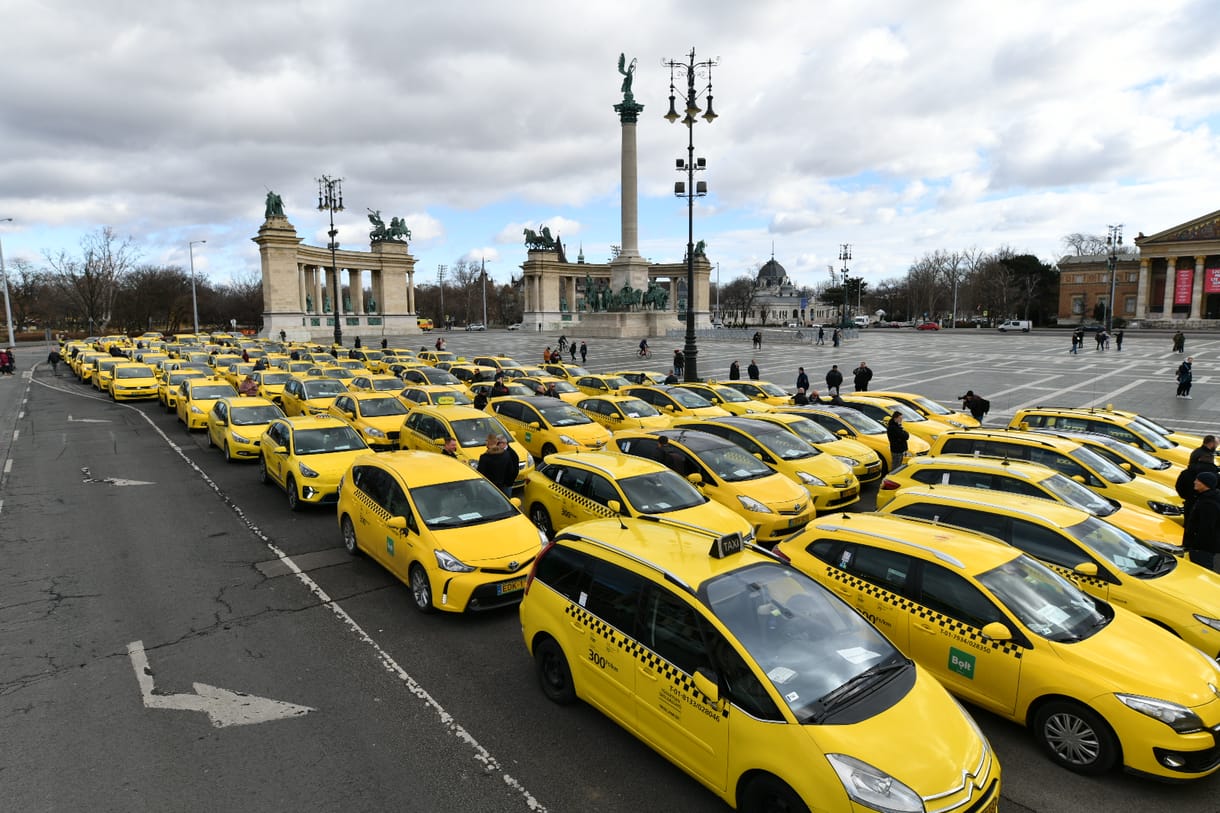 Áremelésért tüntettek a taxisok