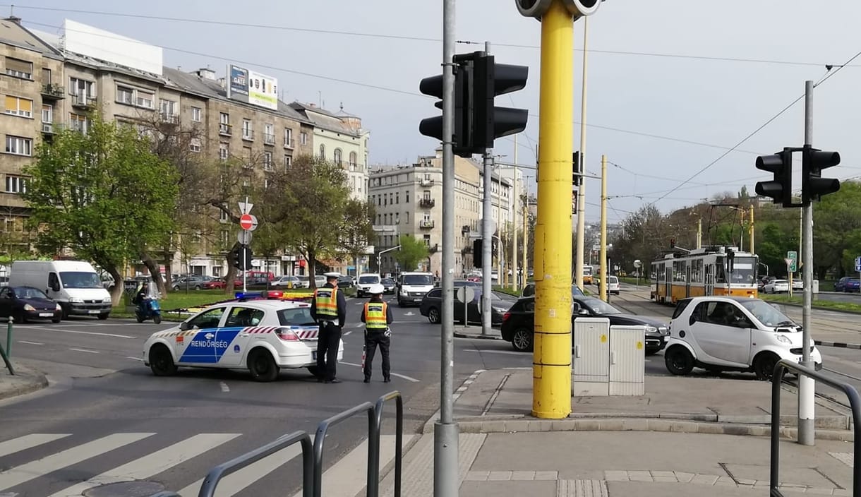 Négy autó ütközött össze a BAH-csomópontnál