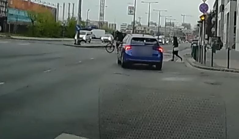 A zebrán átmenő gyalogosok között szlalomozott egy budapesti autós – videó