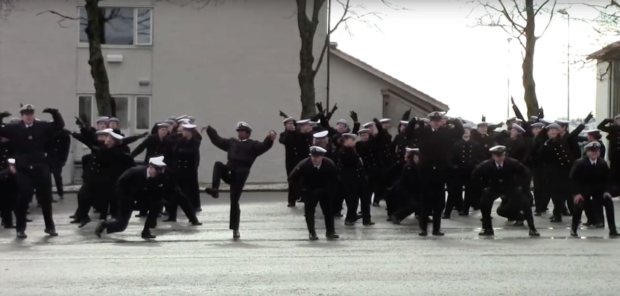 Videó: Elég kínosra sikeredett a norvég haditengerészek tánca