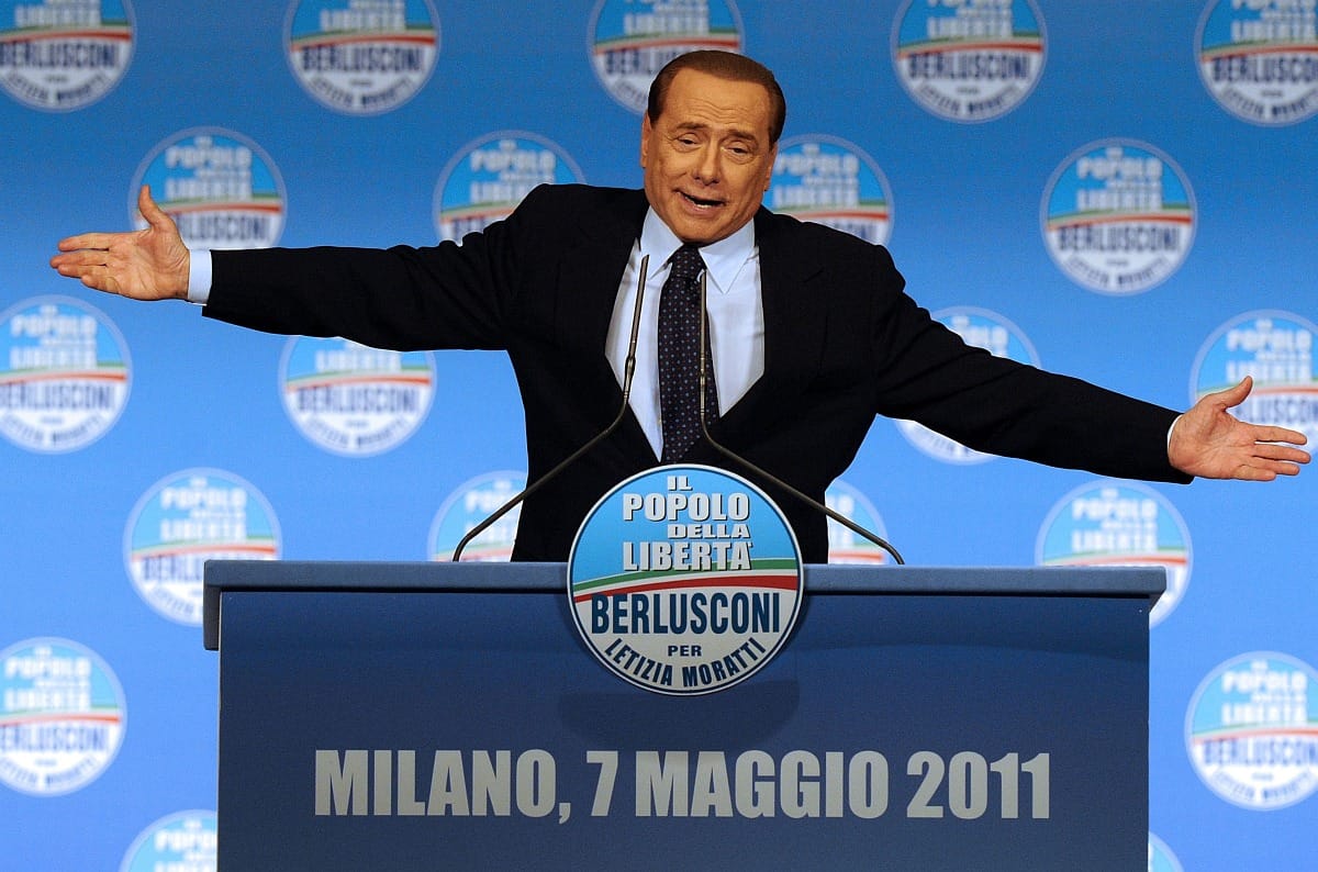 Berlusconi eladja Milan-részvényeit