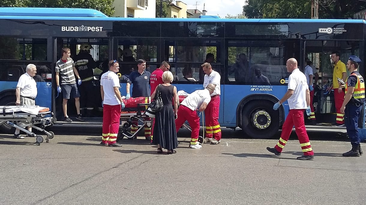 Fotó: Csúnyán összetört a Thököly úton karambolozó BKK-busz eleje