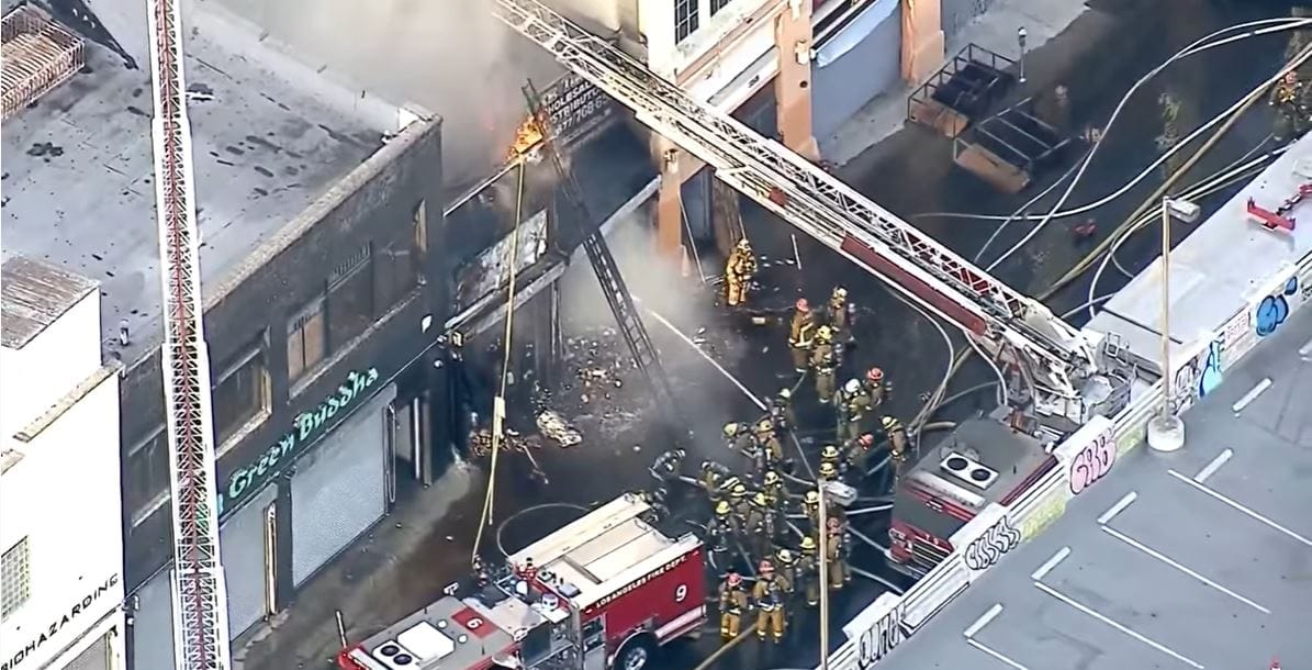 Robbanás után óriási lángcsóva csapott ki egy Los Angeles-i raktárból