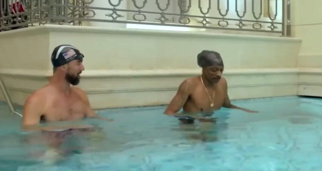 Videó: Snoop Dogg Michael Phelpstől vett úszóleckét az olimpián