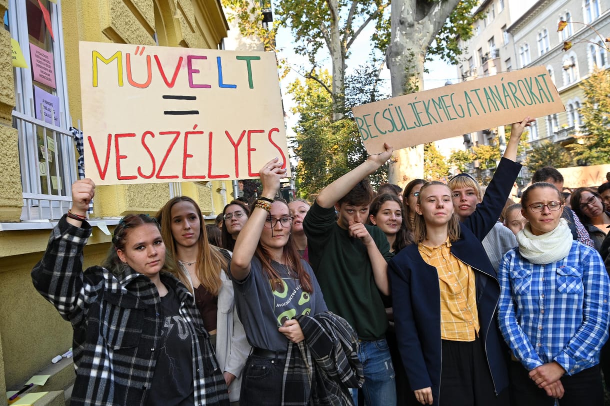 Győzött a bíróságon az Eötvös és a Vörösmarty gimnázium elbocsátott tanára