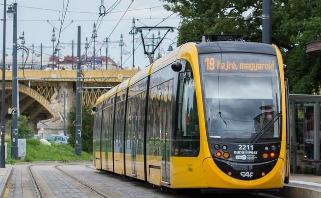 Beújít a BKK, a megállóban várakozva is követhetjük majd a magyar válogatott eredményeit az Eb-n